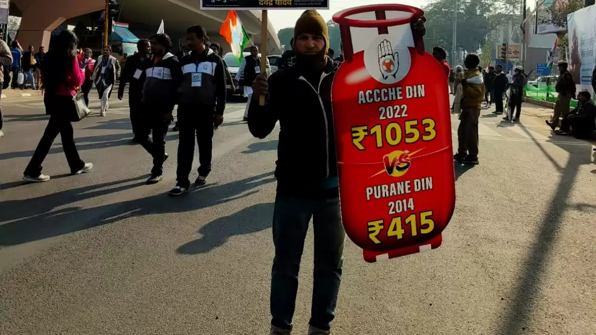 A participant in Bharat Jodo Yatra protesting against rising cooking gas prices