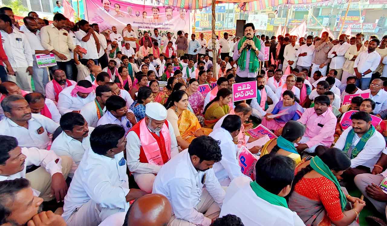 BRS activists, farmers stage protests against Centre’s misinformation campaign on MGNREGS